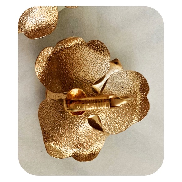 Vintage SARAH COVENTRY "Camellia" White Enamel Flower Brooch & Earring Set 1962 - Picture 4 of 5